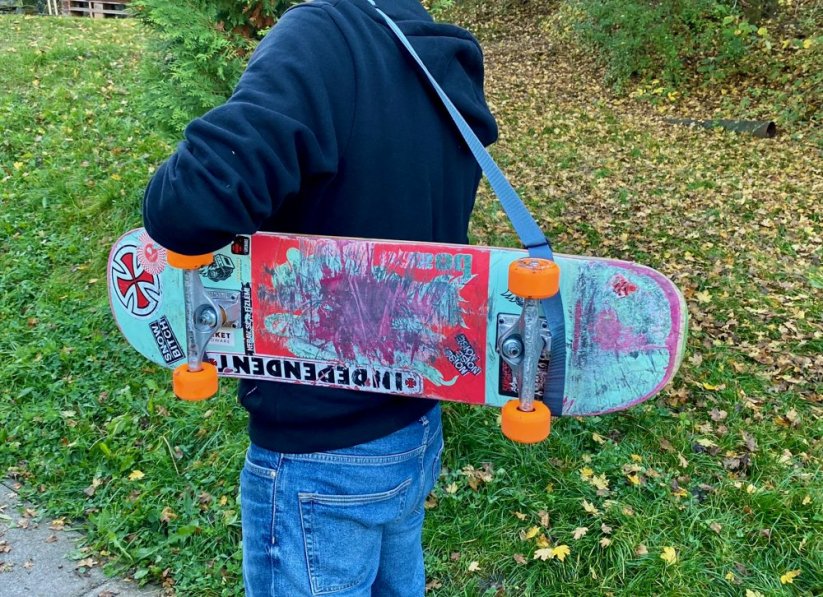 popruh na nošení skateboardu