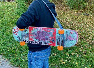popruh na nošení skateboardu